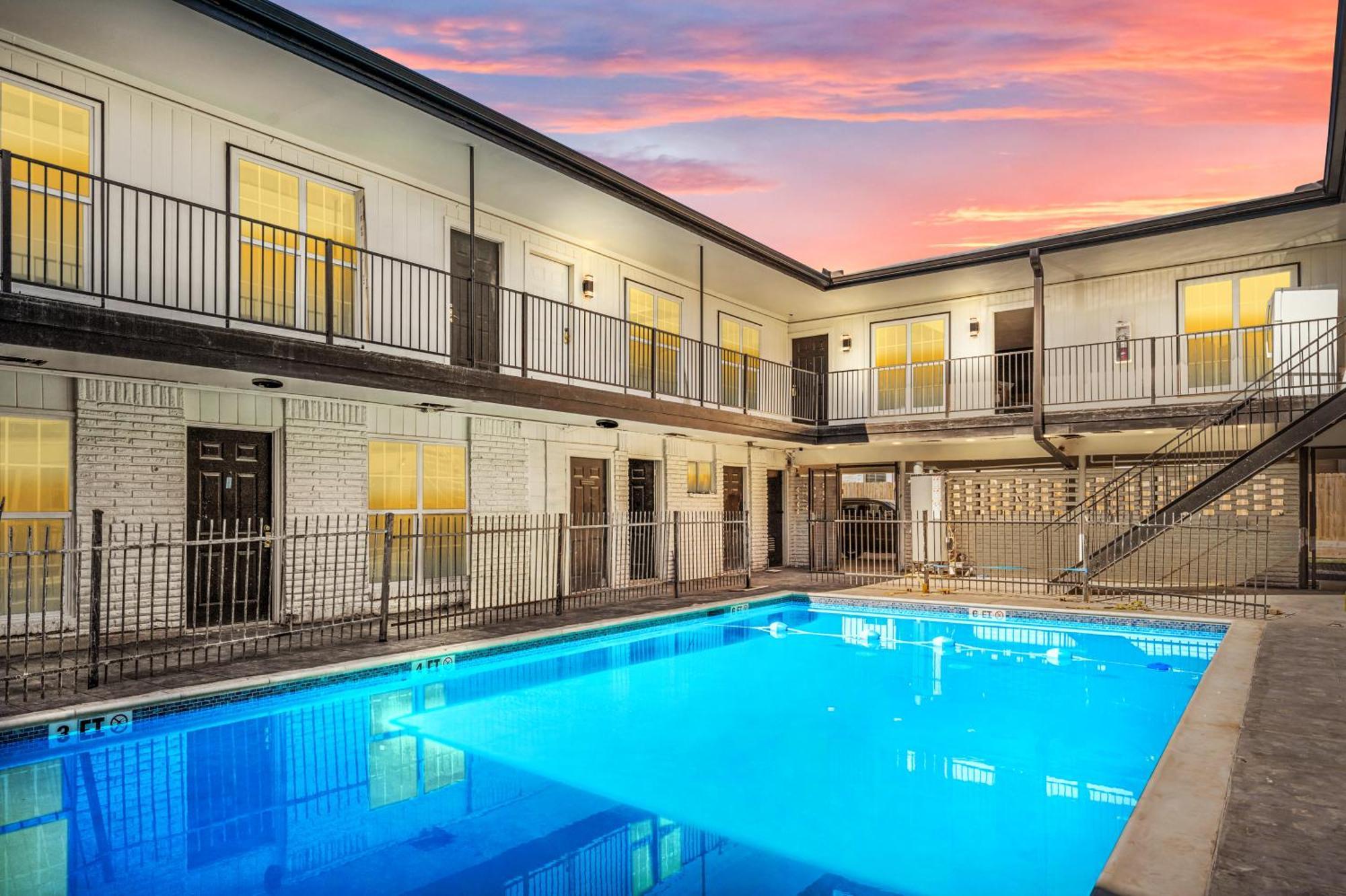 Warm Heights 2Br With Pool & Free Parking Apartment Хюстън Екстериор снимка